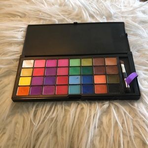 Bh cosmetics eyeshadow and blush palette
